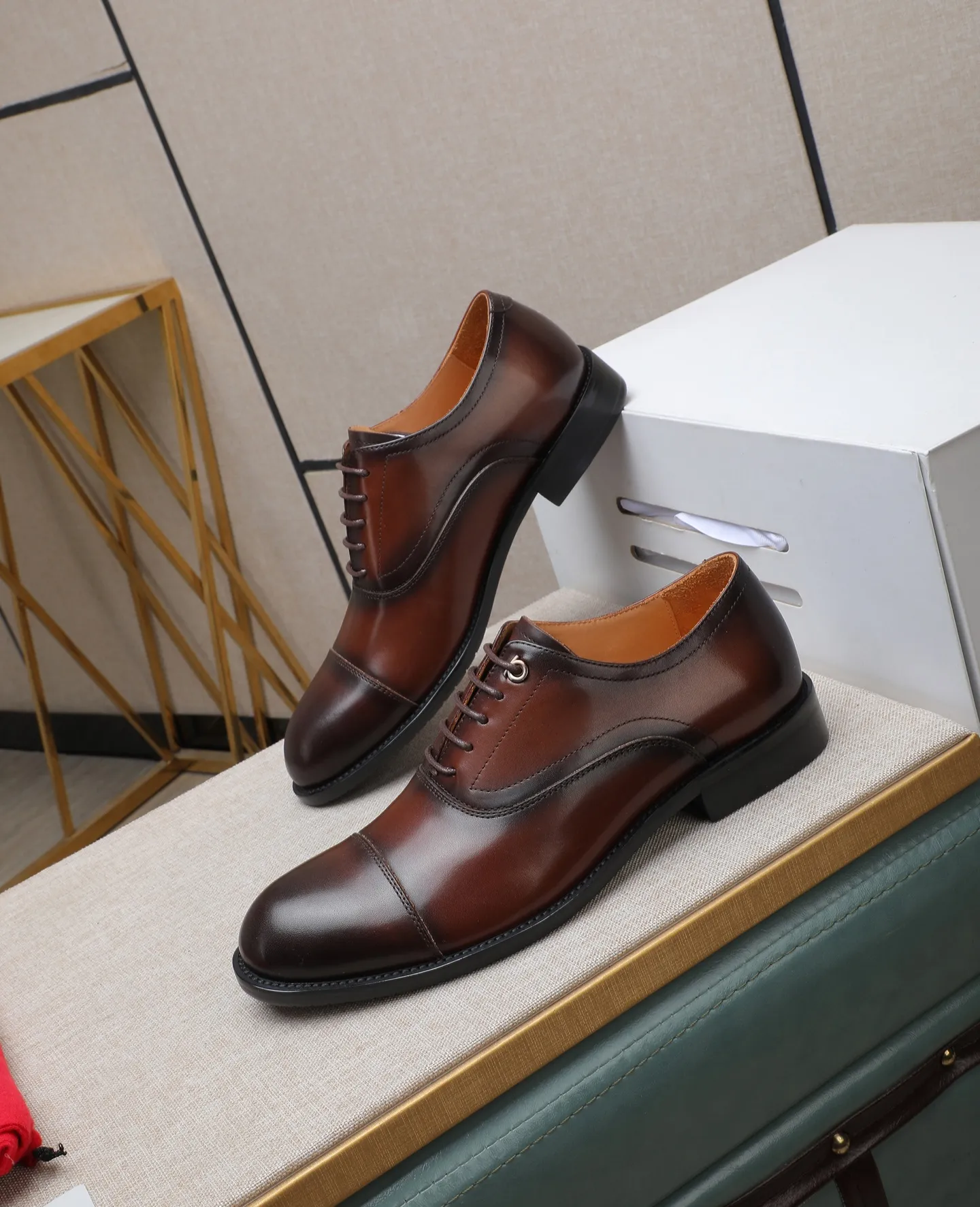 Men's shoes 💰540📛📛 (water-dyed cow lining) Salvatore Ferragamo high-end (Salvatore Ferragamo) is the world's top luxury footwear brand, coming from the fashion kingdom of Italy. It is famous all over the world for its traditional handmade design and novel styles... 🚶🏻🚶🏻New suit shoes are available simultaneously at the counter. This model is made of pure handmade imported Italian calfskin ➕soft water-dyed cowhide lining Original authentic outsole🌀🌀Size: 38➖44 (45 46 customized)